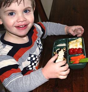 niño con verduras