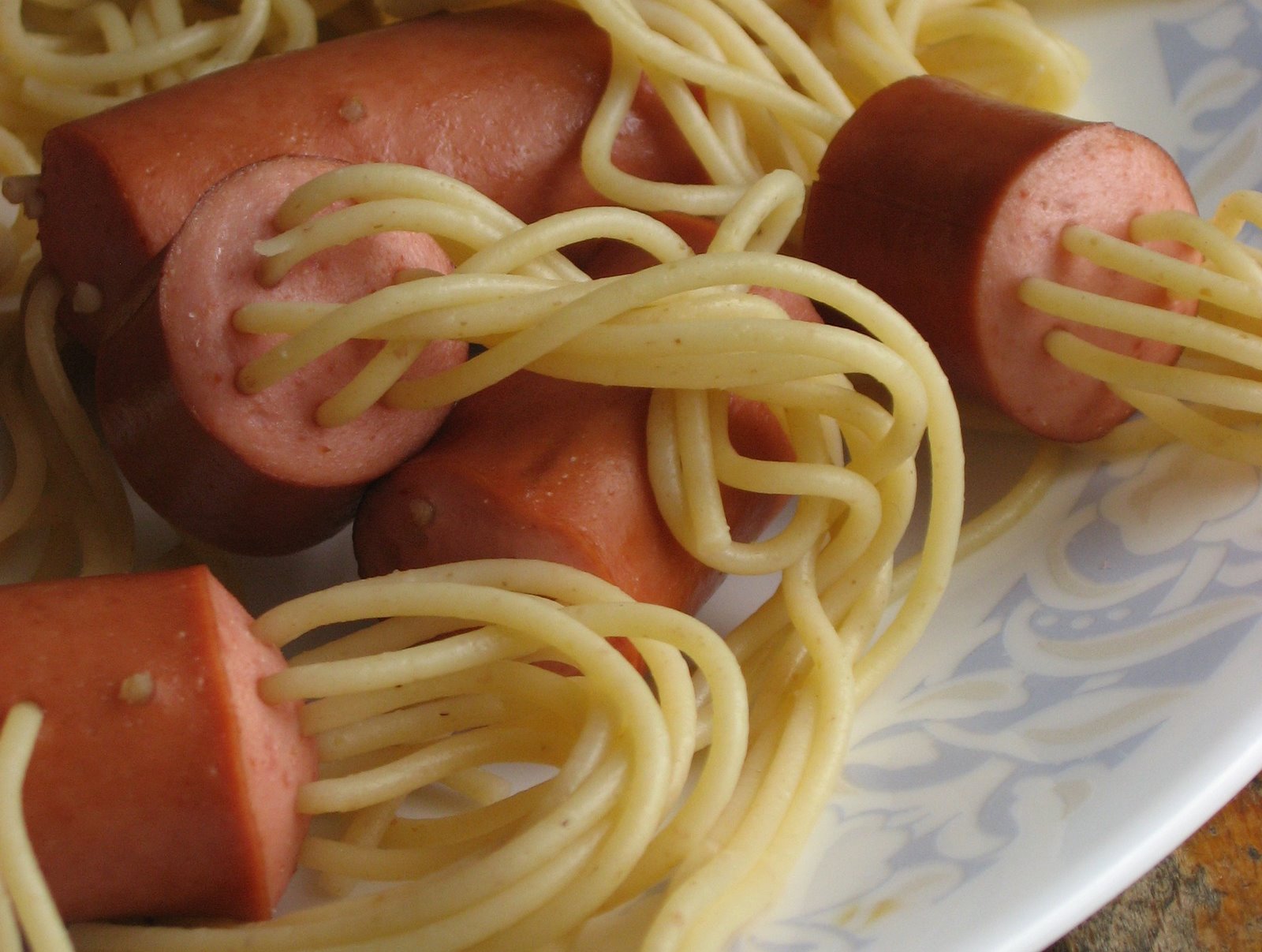 pasta para niños-salchichas espaguetis