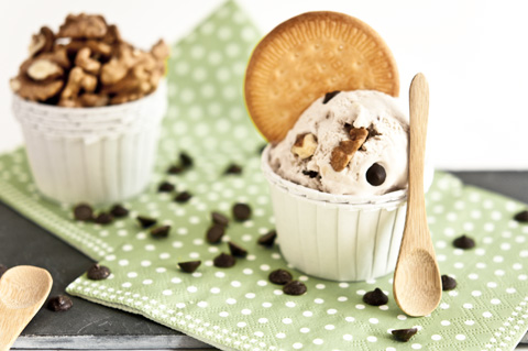 helado de plátano, nueces y chocolate