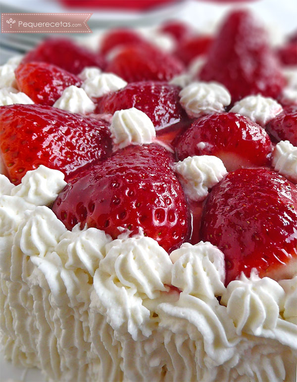 tarta de cumpleaños de fresas y nata