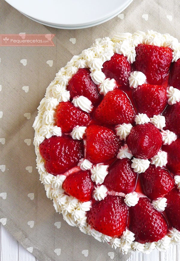 tarta de cumpleaños de fresas con nata