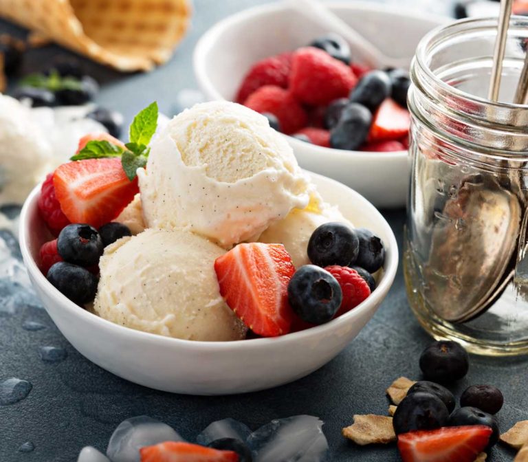 macedonia de fruta con helado