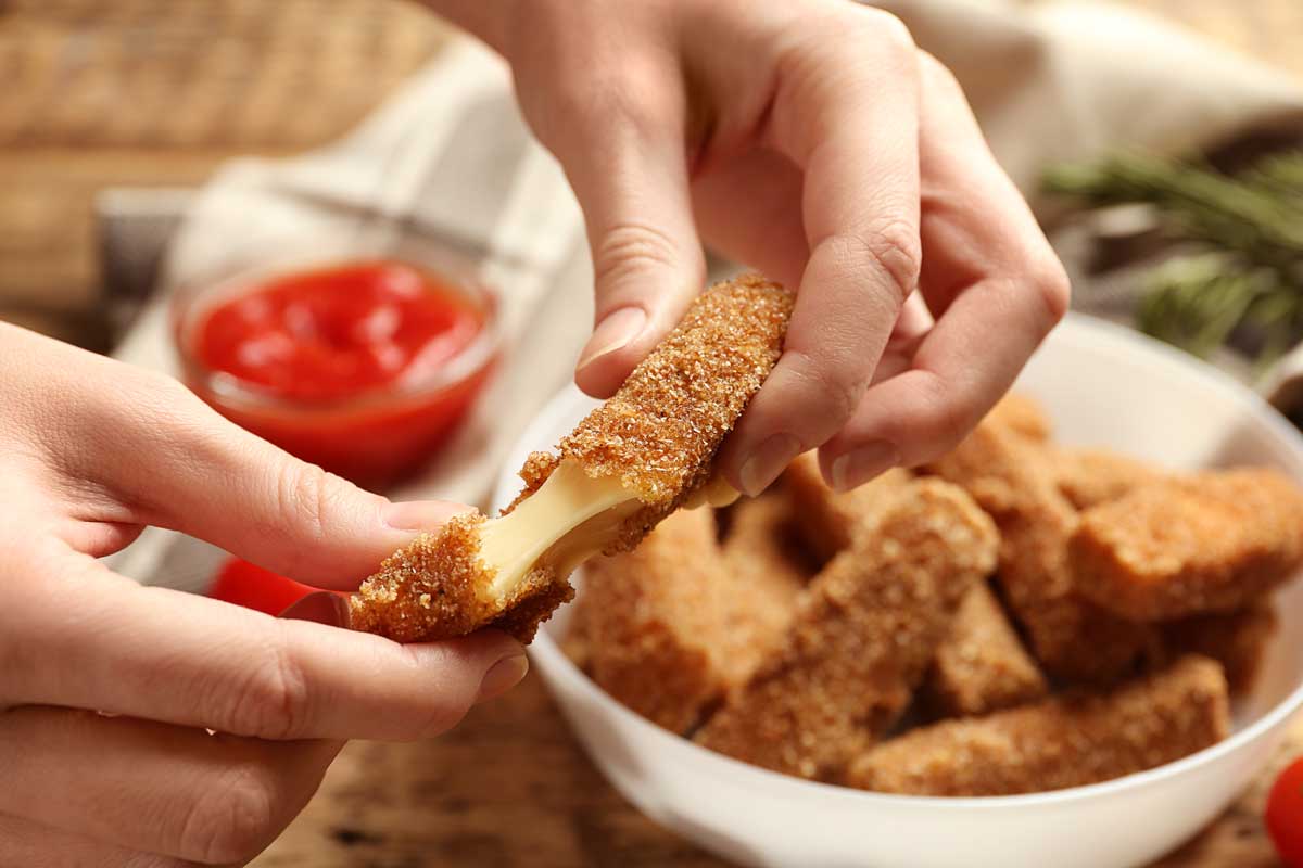 Palitos de queso mozzarella rebozados (receta FÁCIL y rápida) - PequeRecetas