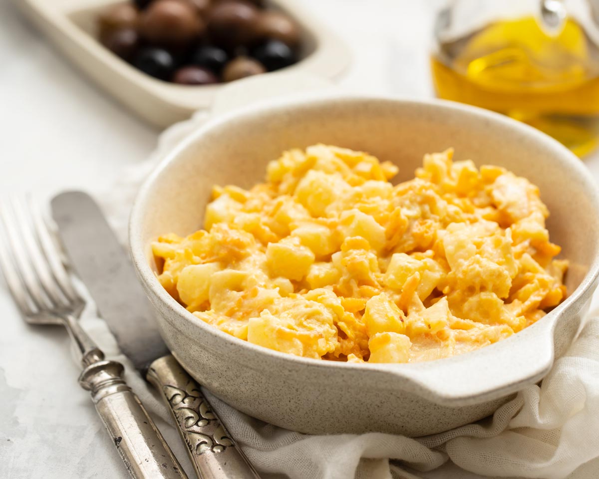 Revuelto de bacalao desmigado con patatas