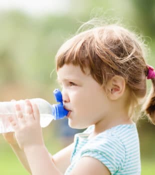 Nina Bebiendo Agua - Beber Agua Reduce El Riesgo De Sobrepeso En Los Niños