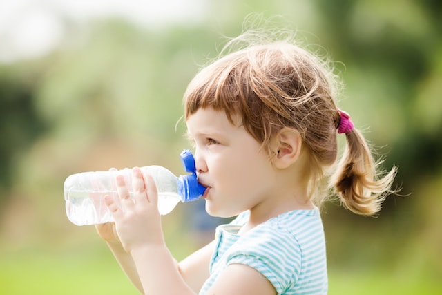 Nina Bebiendo Agua - Beber Agua Reduce El Riesgo De Sobrepeso En Los Niños
