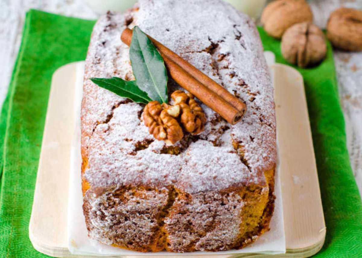 Bizcocho de nueces y canela, jugoso y esponjoso