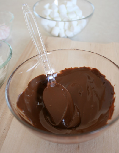 cucharas bañadas en chocolate