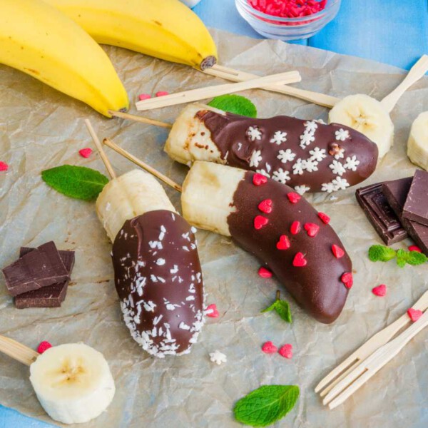 helado de plátano congelado con chocolate