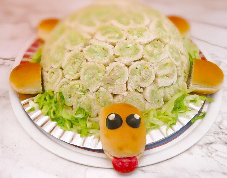 tortuga de pan de molde rellena de ensaladilla