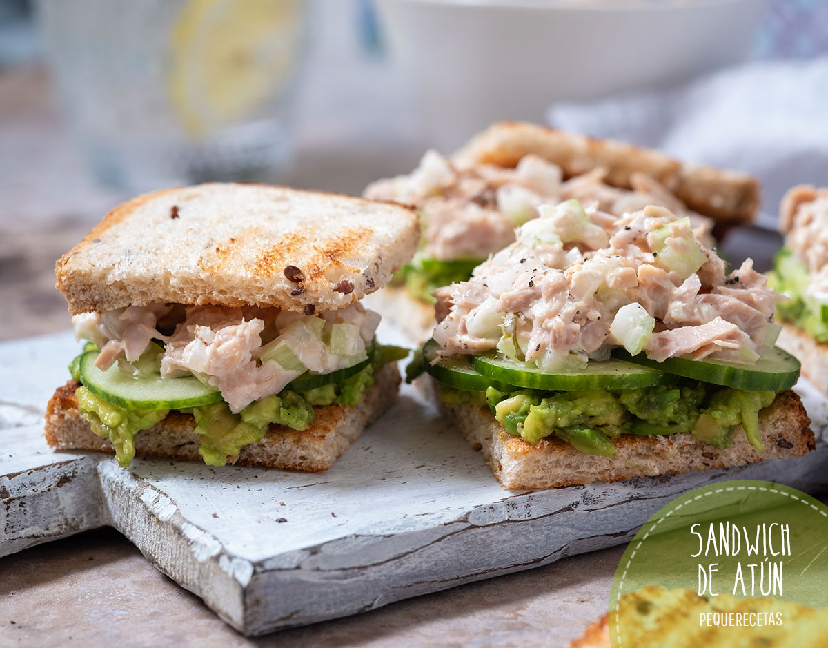 sandwich de atun con aguacate