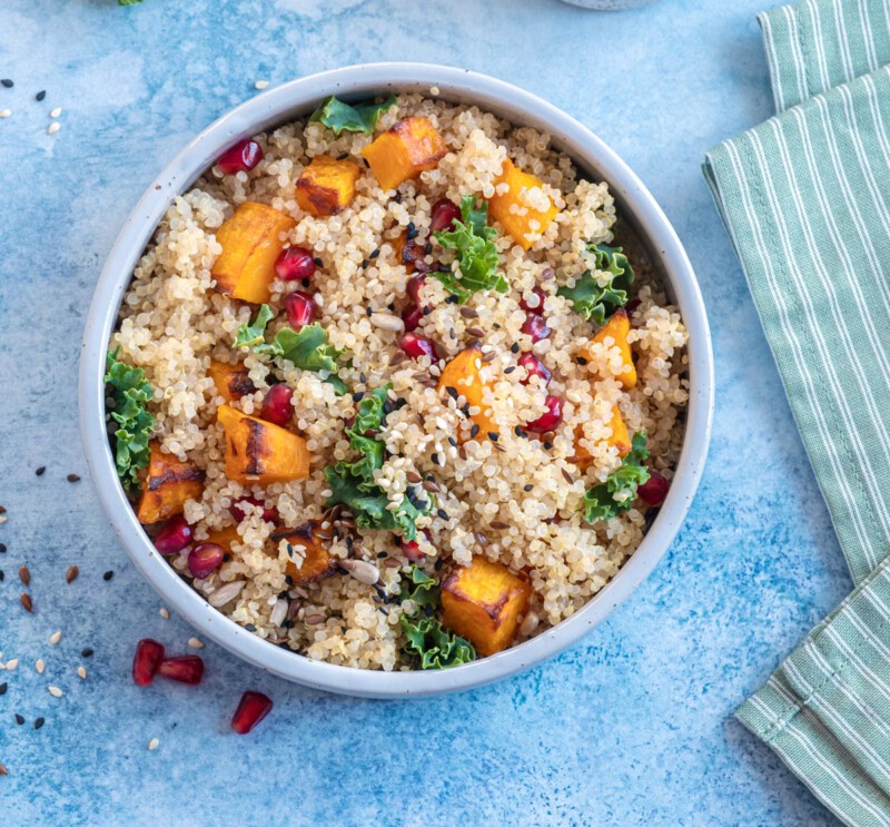 ensalada de quinoa con calabaza asada y granada