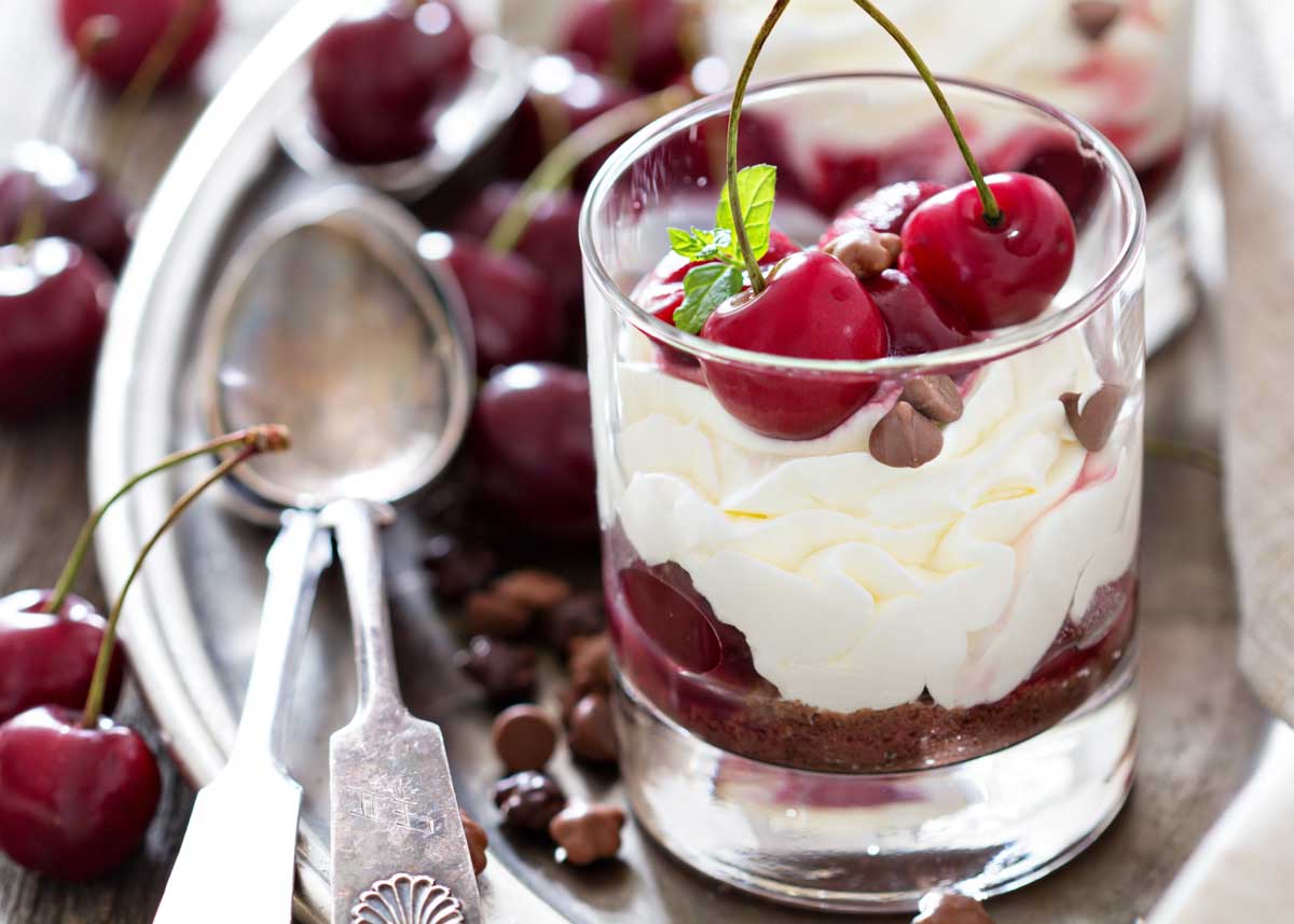 Postre de crema de queso con cerezas