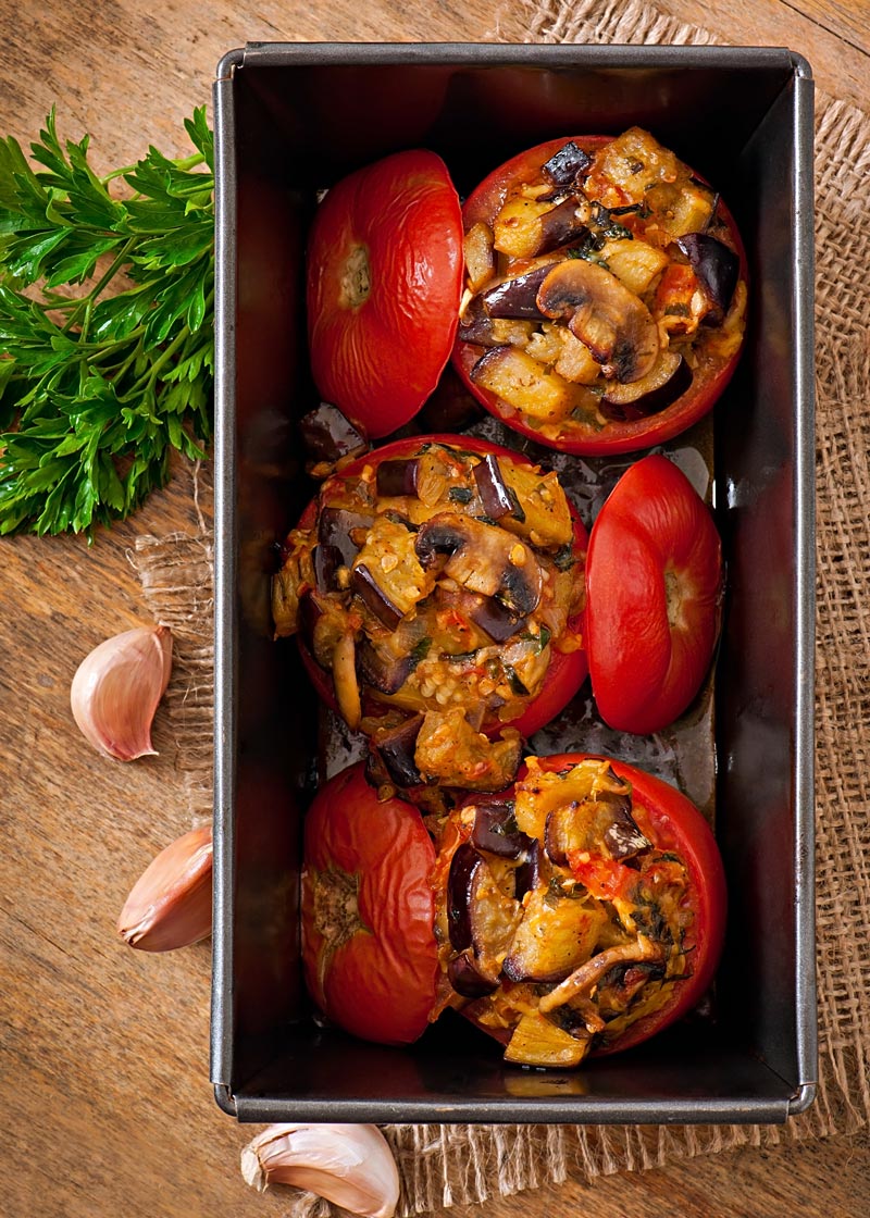 tomates al horno rellenos de berenjenas y champiñones