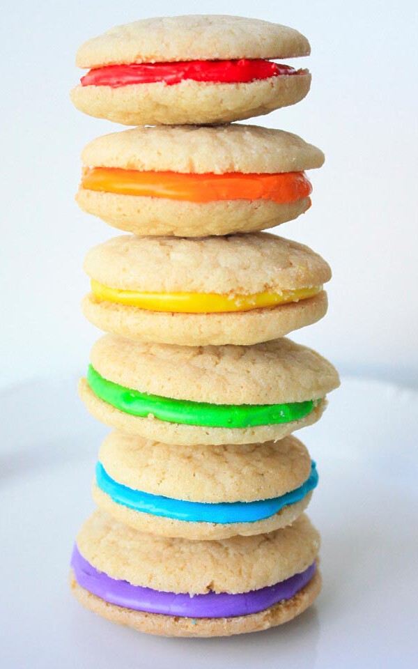sandwich de galletas con glaseado de colores