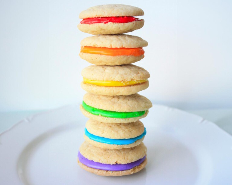 sandwich de galletas con glaseado de colores