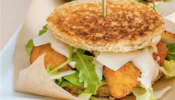 sándwich de pollo con salsa César