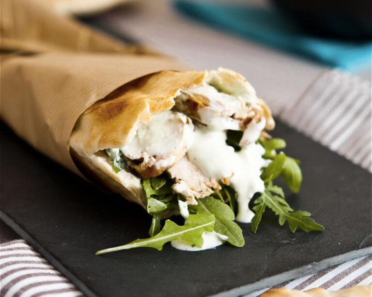 pan de pita relleno de pollo