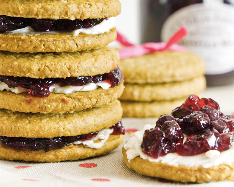 Galletas con mermelada y queso crema