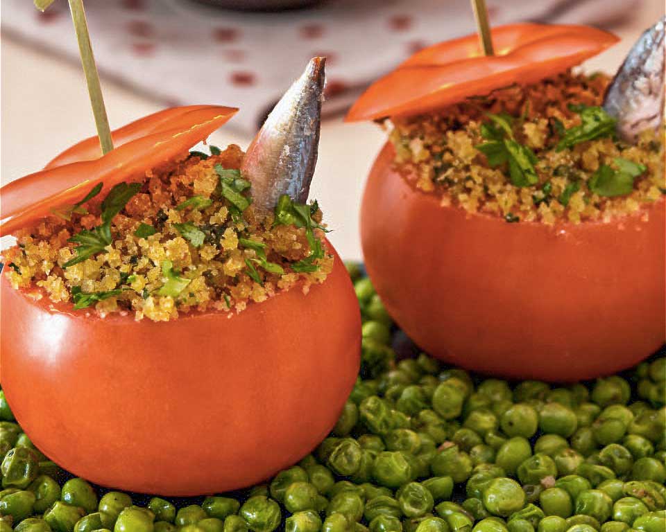 Tomates rellenos de queso con topping de pan