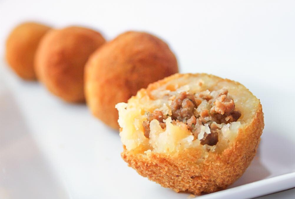 patatas rellenas de carne picada o bomas de patata rellenas