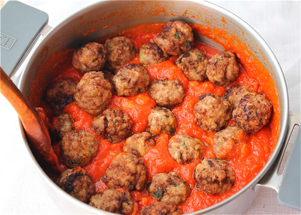 how to make meatballs with tomato sauce