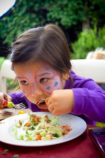 Niña Comiendo Ensalada.1 - El Exceso De Proteínas En La Alimentación Infantil