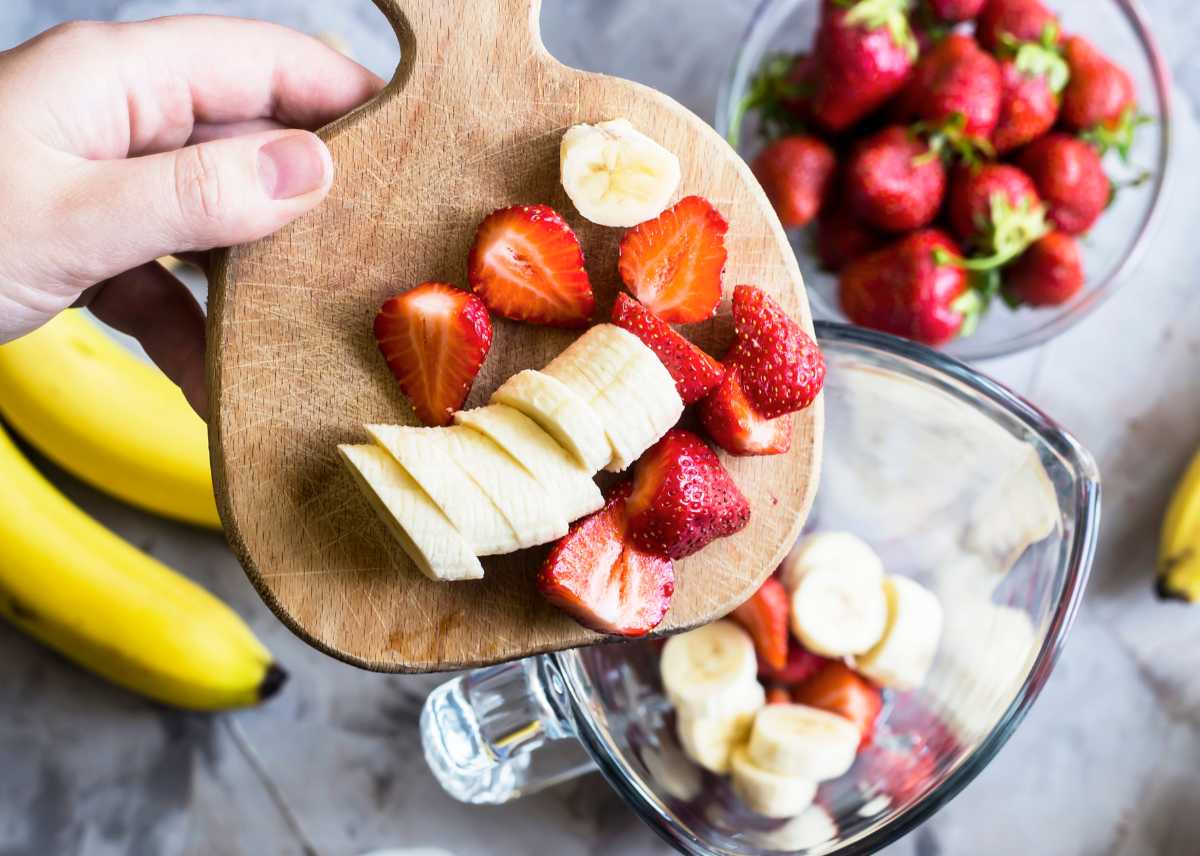 how to make strawberry and banana smoothie