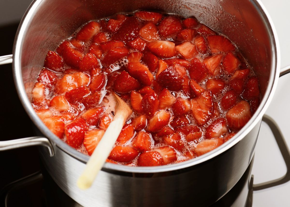 how to make homemade strawberry jam or syrup -