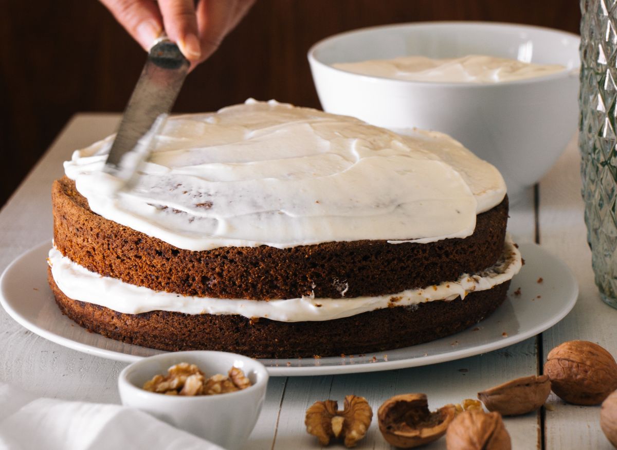 cover carrot cake with cheese frosting