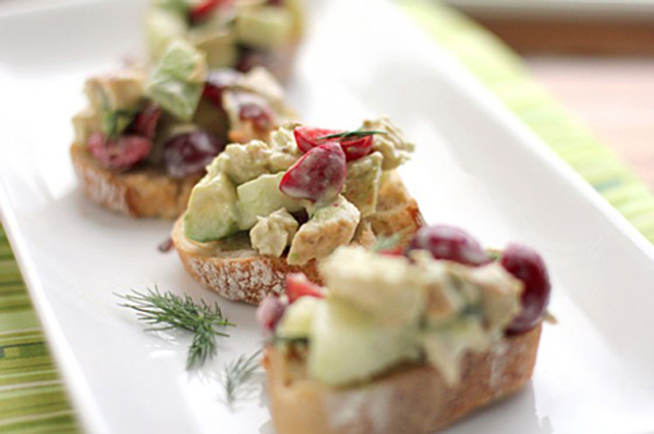 ensalada pollo con salsa de yogur y miel