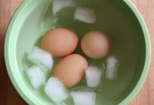Cómo cocer huevos (12 trucos para huevos cocidos perfectos) | PequeRecetas