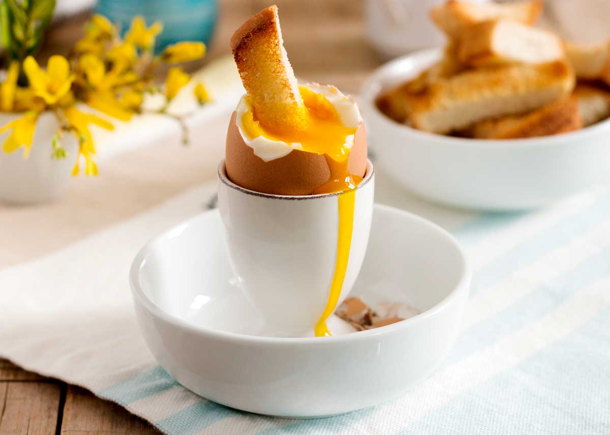 Cómo hacer un huevo cocido en el microondas en vaso. Receta fácil y rápida