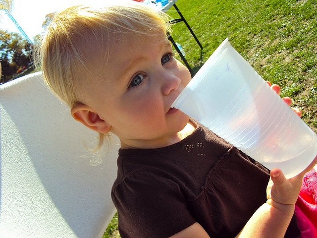 Nena Bebindo - Cómo Evitar La Deshidratación De Los Bebés Y Niños