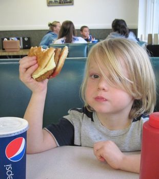 800Px Kid Eating Veggie Burger Cc Flickr User Kellyhogaboom1 - Fast Food En La Infancia Y El Embarazo