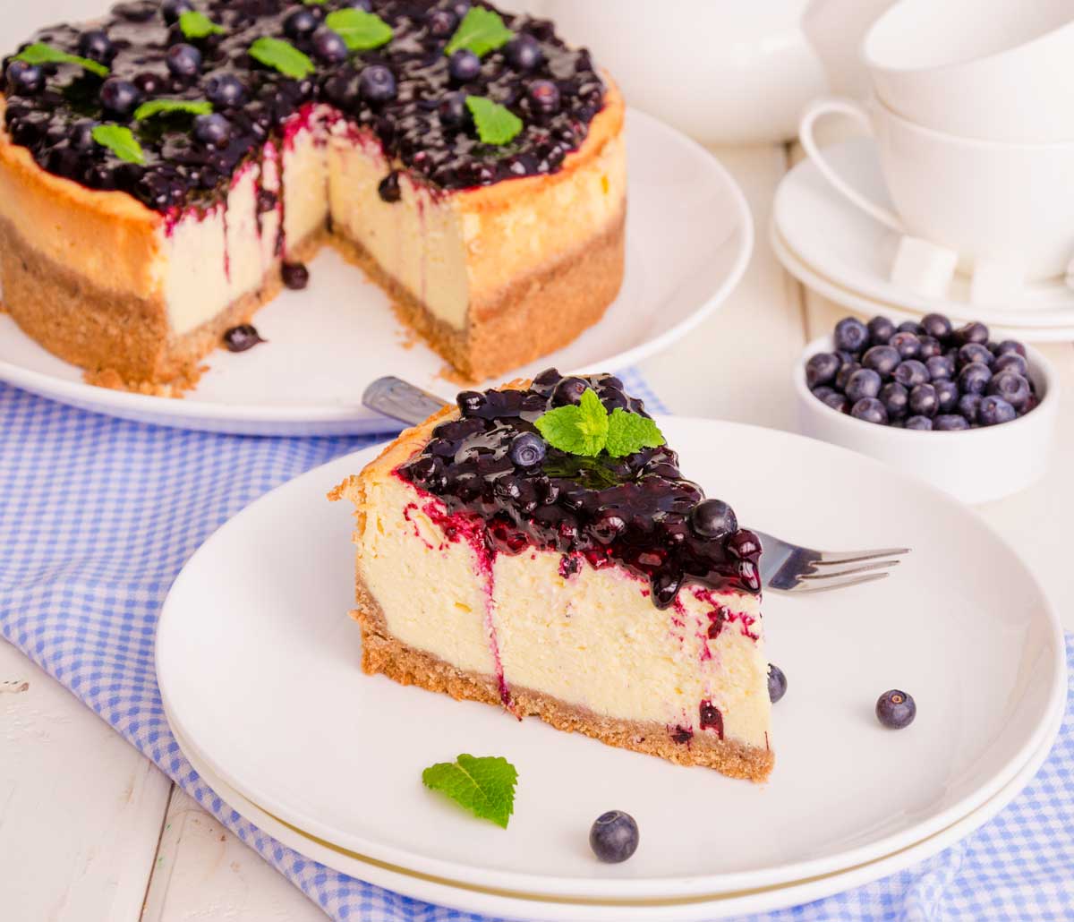 Tarta de queso con galletas y gelatina multifrutas