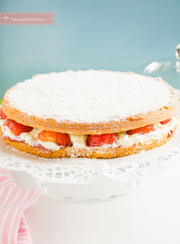 Tarta de fresas con nata