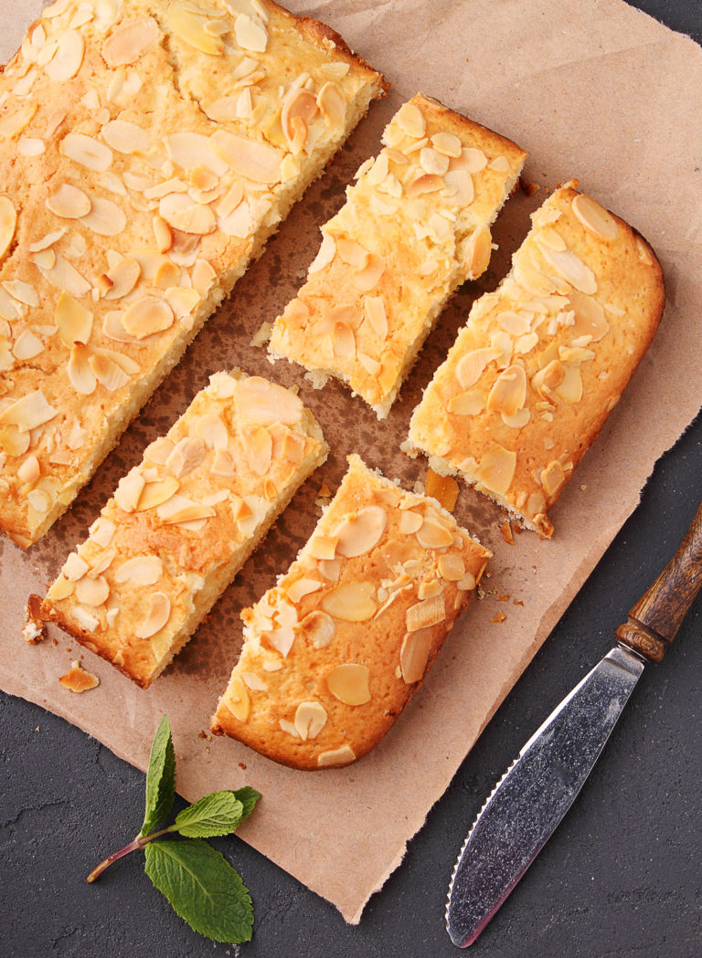 como hacer plancha de bizcocho con almendras