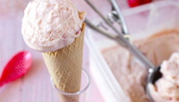 homemade strawberry cheesecake ice cream