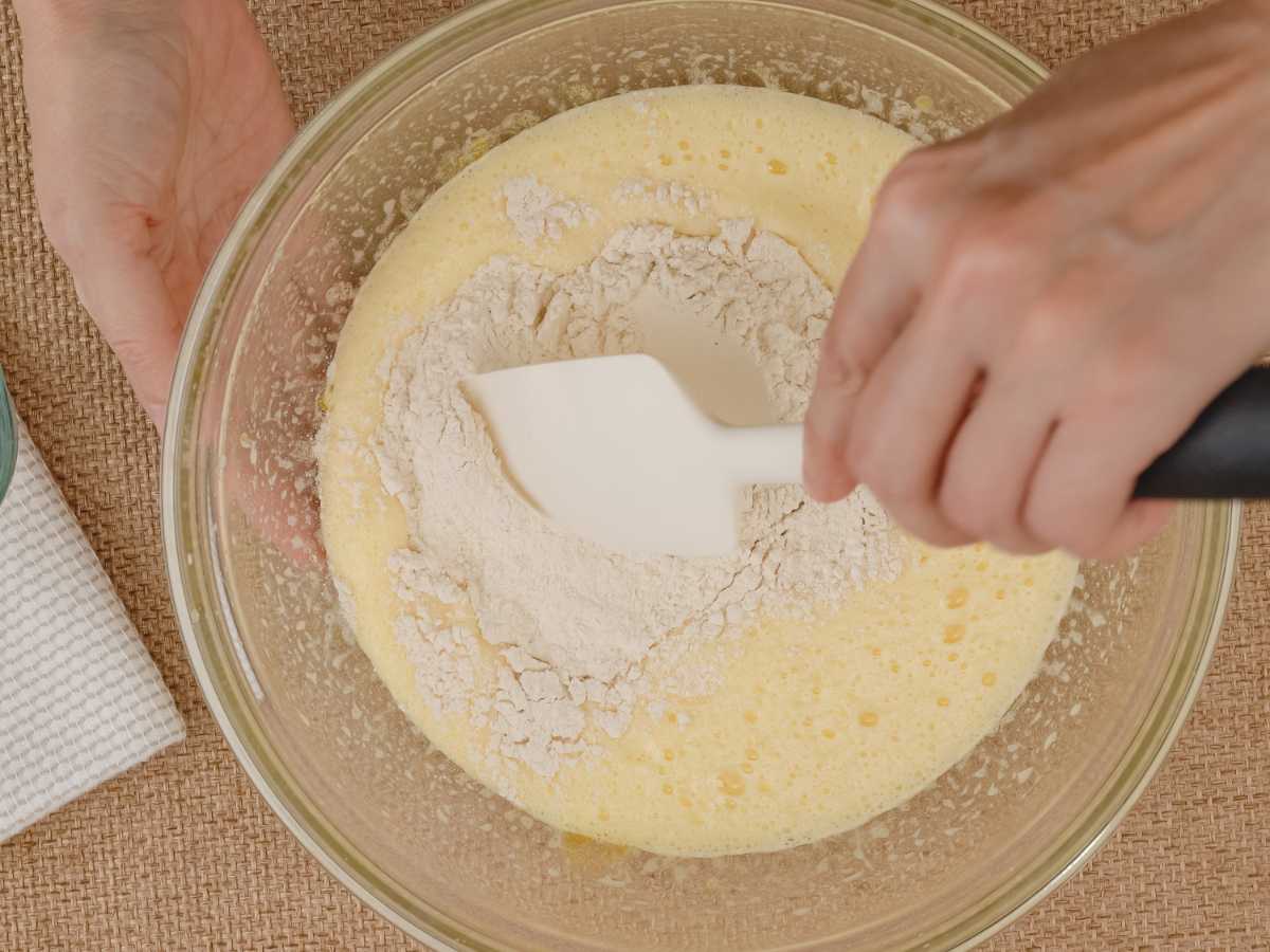 masa para bizcocho de manzana Baked Alaska (Tarta Alaska de helado y merengue)