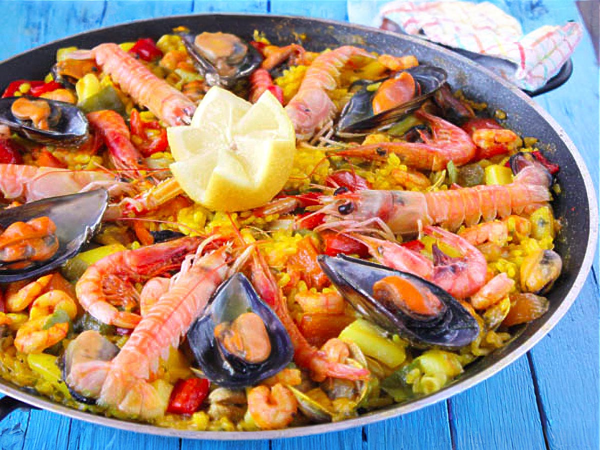 Paella de marisco tradicional
