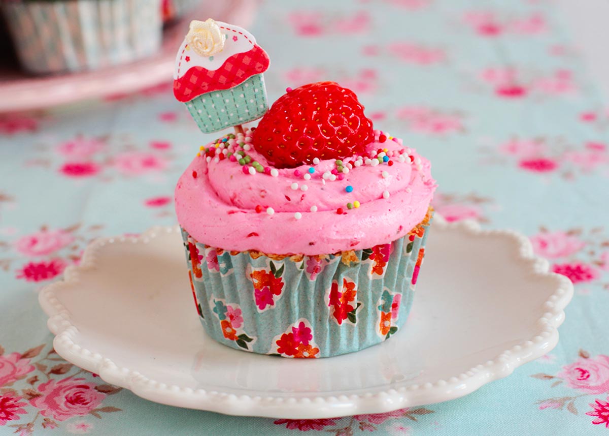 Cupcakes de fresa (receta FÁCIL en 4 pasos)