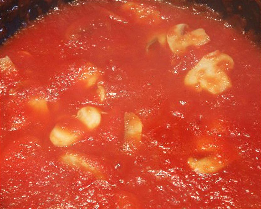 cook tomato sauce with mushrooms -