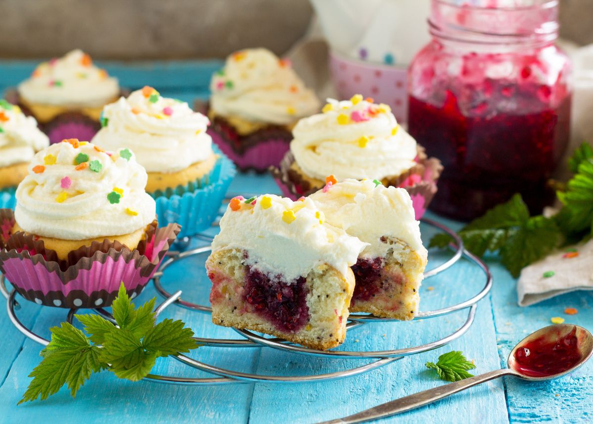 Cupcakes o magdalenas rellenas de mermelada de fresa