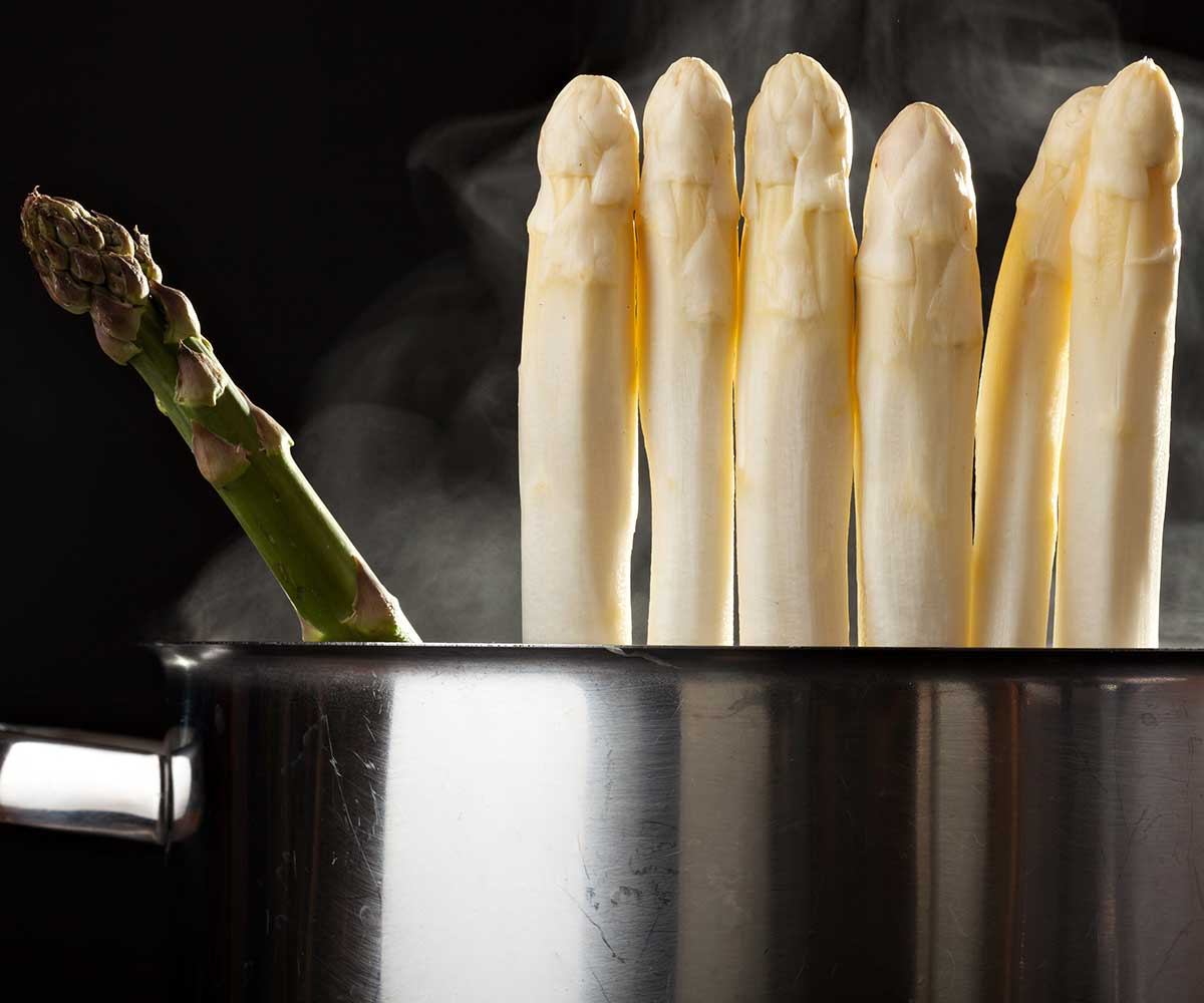 como cocer espárragos blancos y verdes