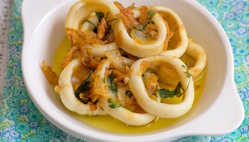 calamares encebollados receta