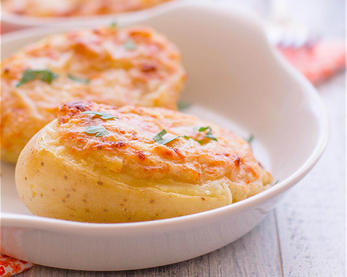 Patatas rellenas de atún al horno