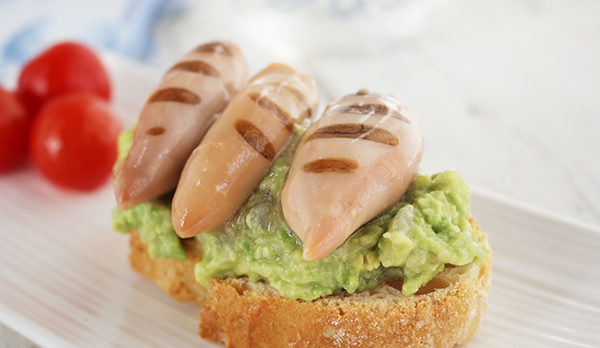 Tosta de aguacate y chipirones