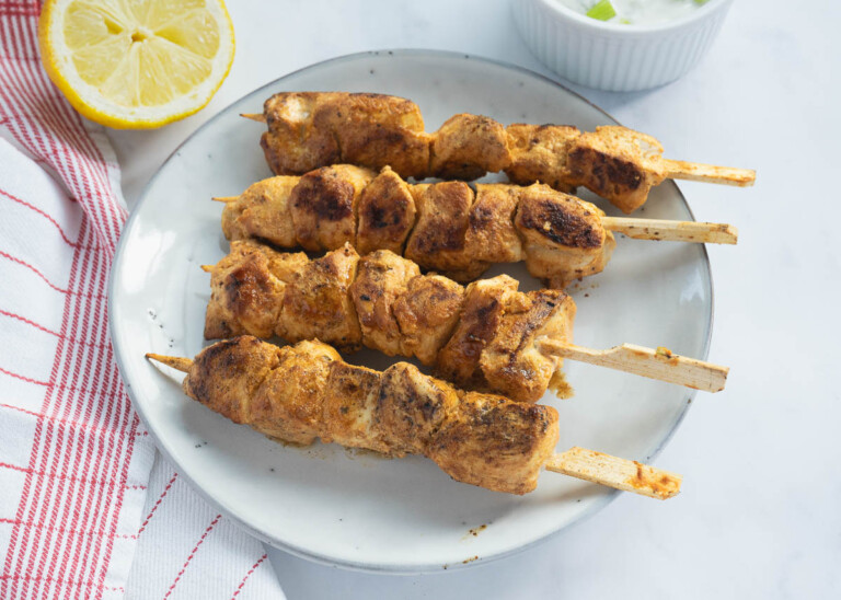 Brochetas de pollo con salsa de yogur