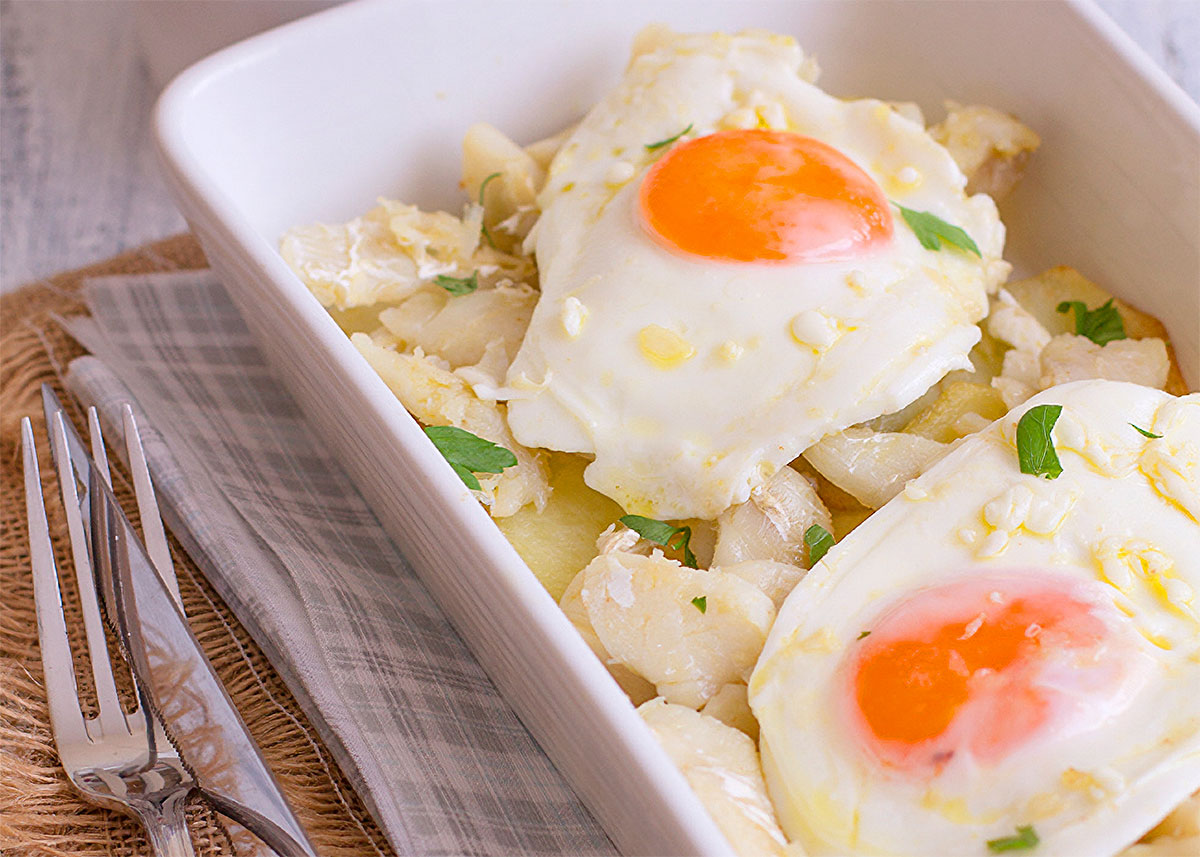 Patatas con bacalao y huevo